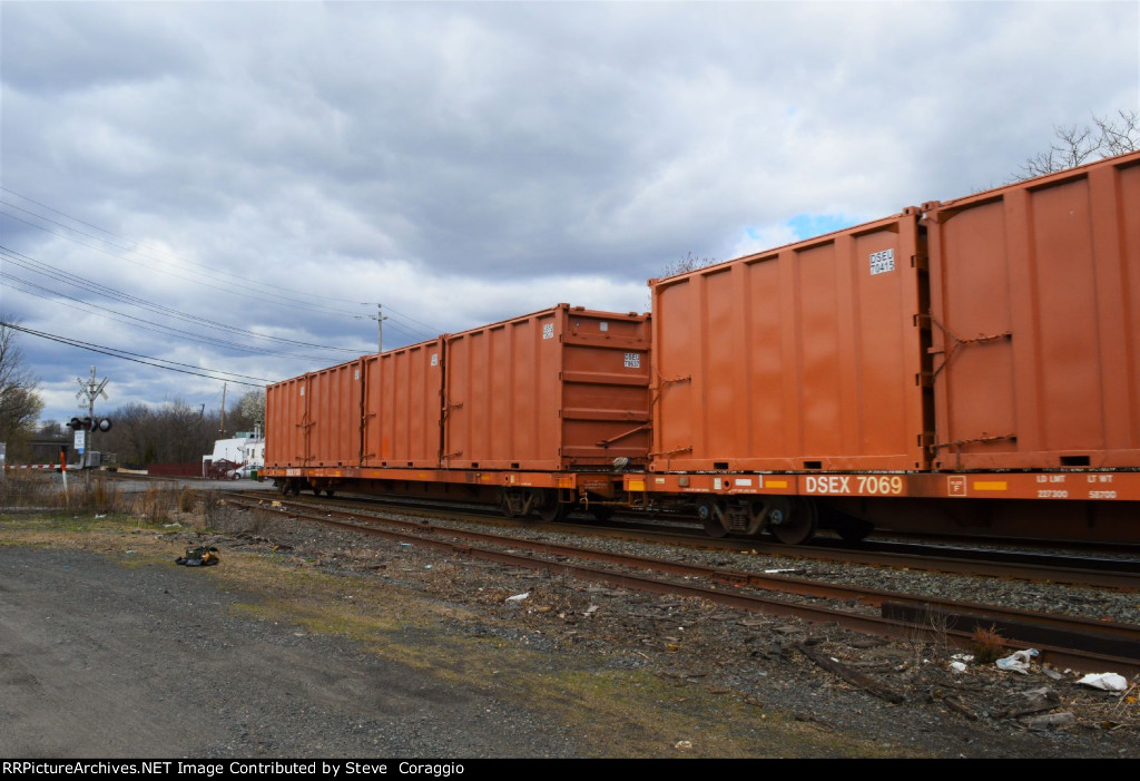 DSEX 7125 with four trash containers